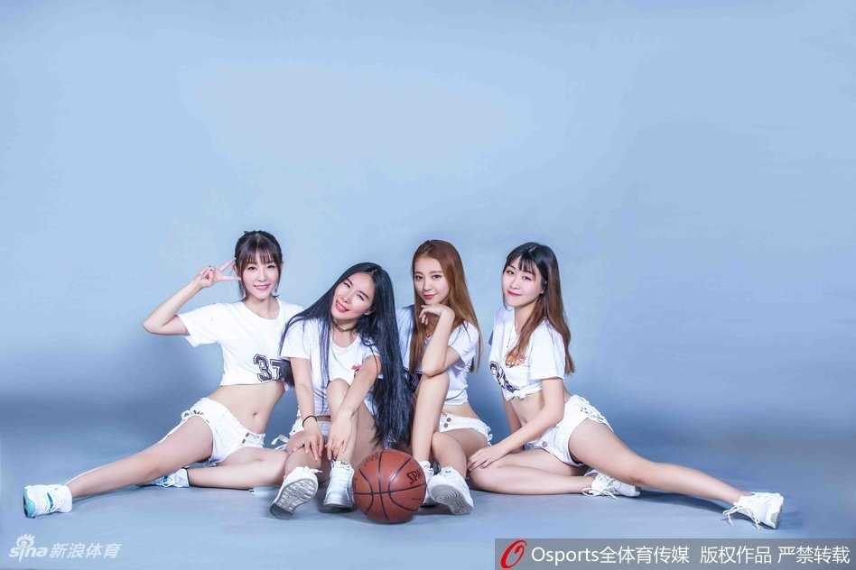 粤色舞韵:广东男篮啦啦队的活力篇章与幕后故事 两位啦啦队员并肩而站,身姿挺拔,笑容明媚,散发着属于年轻人的朝气与蓬勃,将“运动女孩”的健康美展现得淋漓尽致。