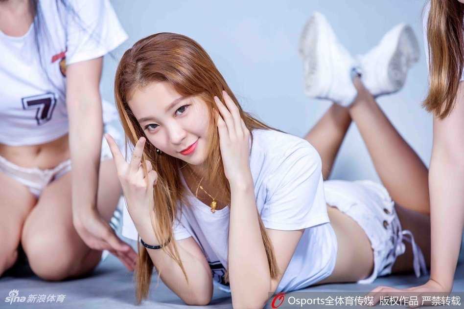 粤色舞韵:广东男篮啦啦队的活力篇章与幕后故事 镜头捕捉下队员们在训练或表演间隙的瞬间,专注的神情与精致的妆容相得益彰,透露出专业舞者的素养与对细节的极致追求。