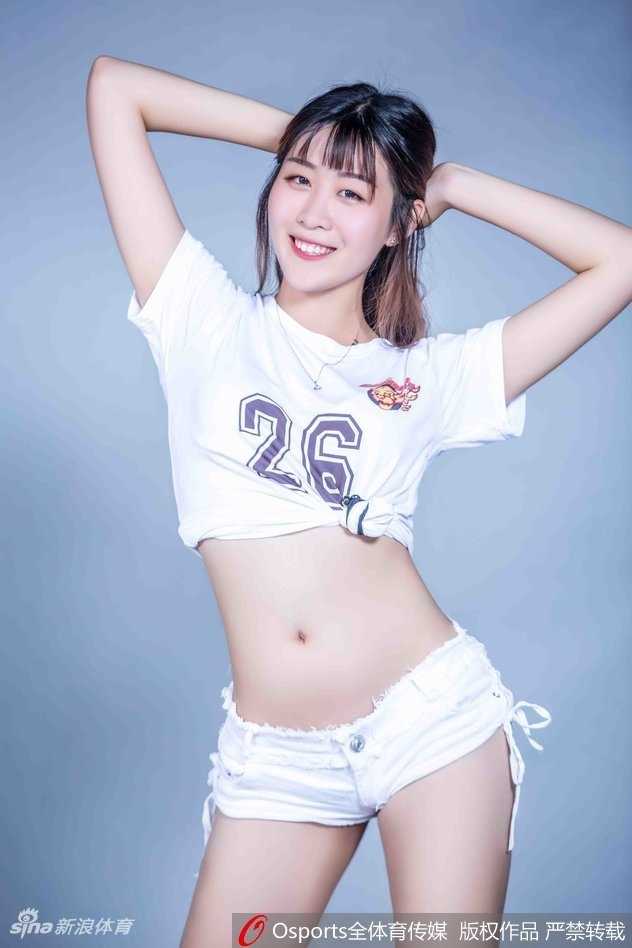 粤色舞韵:广东男篮啦啦队的活力篇章与幕后故事 在灯光的照耀下,队员的表情专注而充满力量,展现出一种自信、独立、向上的新时代女性风采,与体育精神完美契合。