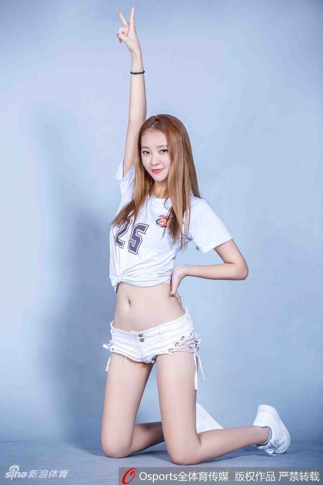 粤色舞韵:广东男篮啦啦队的活力篇章与幕后故事 一位队员面对镜头露出甜美而温柔的微笑,背景虚化的光影衬托出她清秀的面容,仿佛在诉说着对舞蹈舞台的无限热爱。