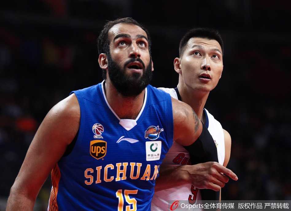 粤蜀大战华南虎惊魂过关 阿联两双力压哈达迪 四川外援富兰克林面对防守悍将强投三分,此役他狂砍44分险些导演客场逆转