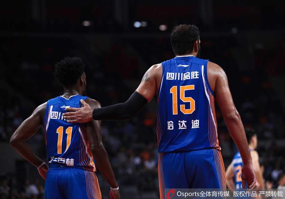 粤蜀大战华南虎惊魂过关 阿联两双力压哈达迪 任骏飞快下接球后单手劈扣,这一球为广东队锁定胜局,瞬间点燃了全场球迷的热情