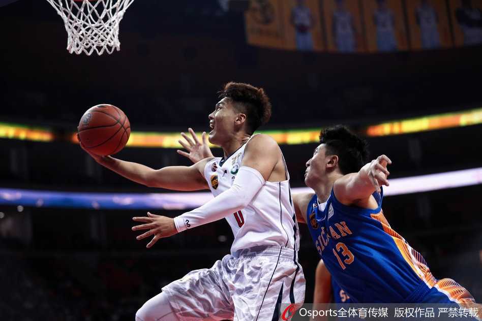 粤蜀大战华南虎惊魂过关 阿联两双力压哈达迪 易建联在哈达迪头顶完成单手劈扣,展现出惊人的弹跳与核心力量