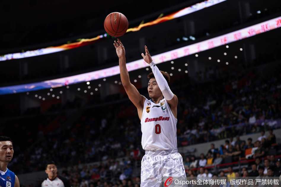 粤蜀大战华南虎惊魂过关 阿联两双力压哈达迪 广东队主教练尤纳斯在场边神情严肃地指挥比赛,他对球队上半场的松懈表现并不满意