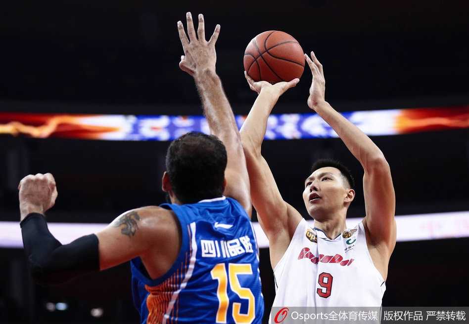 粤蜀大战华南虎惊魂过关 阿联两双力压哈达迪 广东队外援尼克尔森单手补扣,他在本场比赛中砍下34分10篮板,是球队获胜的重要功臣