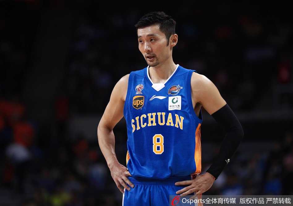 粤蜀大战华南虎惊魂过关 阿联两双力压哈达迪 广东队众将赛后围在一起庆祝这场来之不易的四连胜,逆境重生让他们更加团结