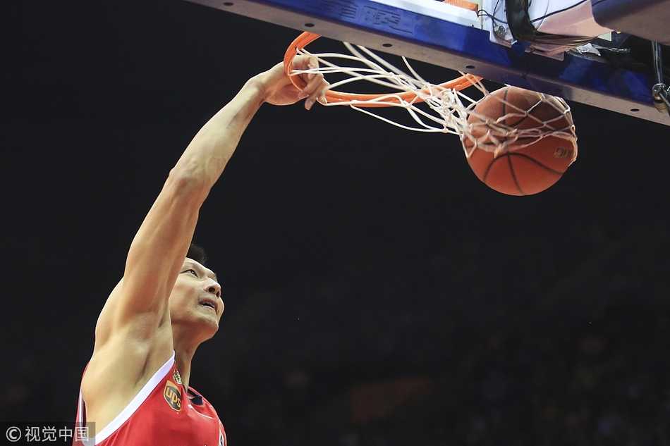 粤辽争锋与青春风暴:二零一八年深圳全明星的梦幻一夜 易建联高高跃起,双手狠狠将球砸进篮筐,整个球馆瞬间被他的暴力美学点燃,仿佛宣告着本土王者的归来。