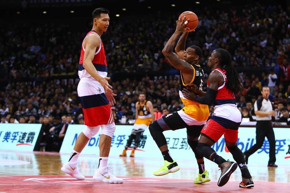 粤辽争锋与青春风暴:二零一八年深圳全明星的梦幻一夜 北区球员郭艾伦在人群中灵活穿梭,试图突破易建联的防守,这一瞬间充满了兄弟间较量的趣味与火花。