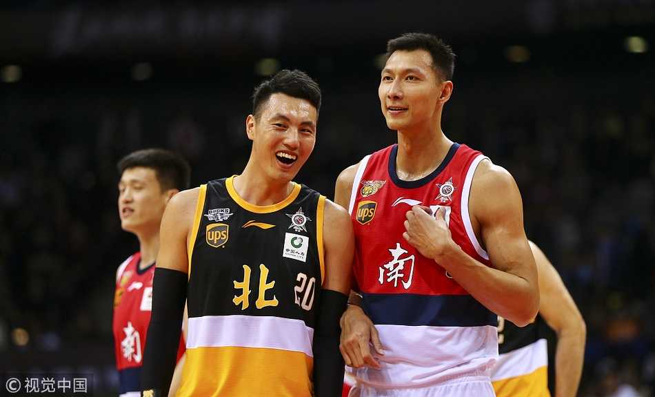 粤辽争锋与青春风暴:二零一八年深圳全明星的梦幻一夜 南区明星队球员们在赛后围在一起,共同庆祝这场酣畅淋漓的胜利,每个人的脸上都洋溢着如同深圳阳光般灿烂的笑容。