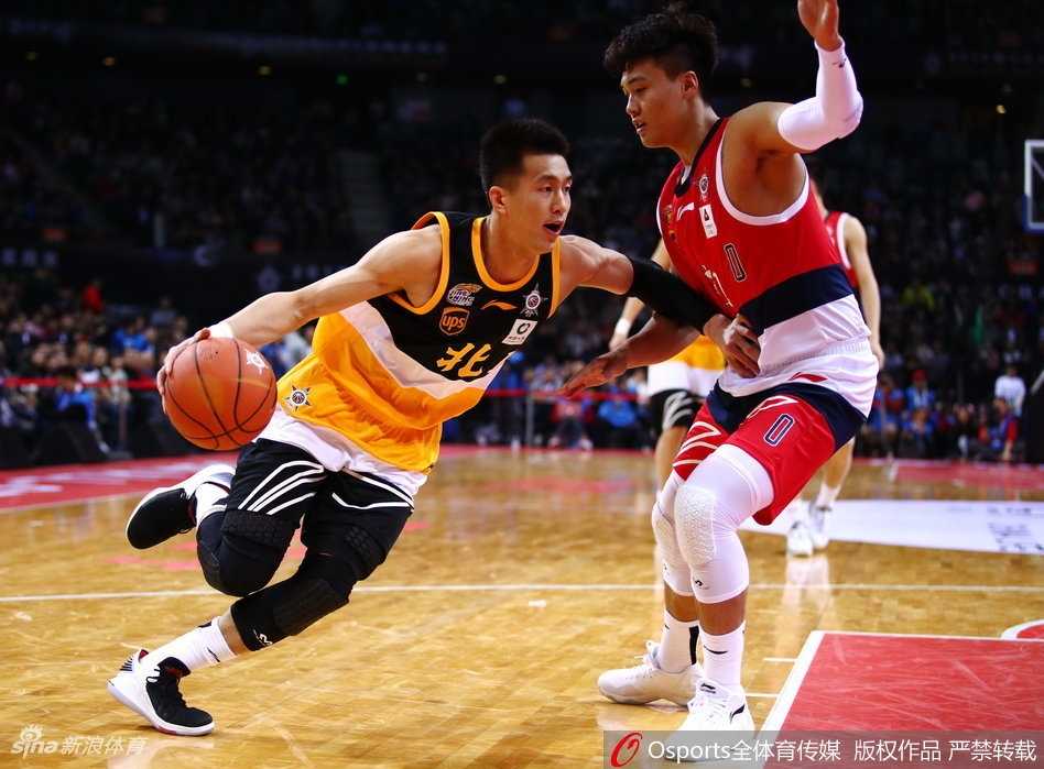 粤辽争锋与青春风暴:二零一八年深圳全明星的梦幻一夜 赛前热身时,易建联目光如炬,认真地进行投篮练习,仿佛在告诉所有人,即便是全明星的舞台,他对胜利的渴望也从未改变。