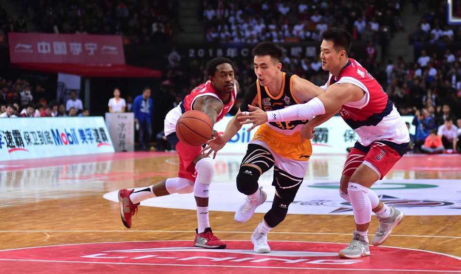 粤辽争锋与青春风暴:二零一八年深圳全明星的梦幻一夜 南区球员们围成一圈,紧紧靠在一起,高喊着口号互相鼓励,团队的力量在这一刻凝聚。