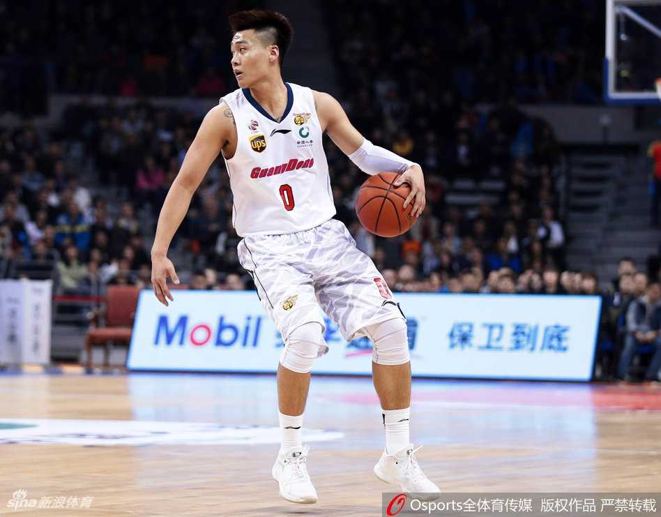 粤辽大战风云突变,辽宁客场掀翻八冠王 辽宁外援哈德森在快攻中高高跃起,面对空篮轻松写意地完成单手劈扣,展现了其出色的身体素质和比赛状态。