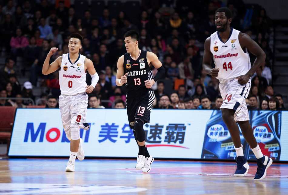 粤辽大战风云突变,辽宁客场掀翻八冠王 辽宁核心郭艾伦面对防守球员,展现出了极佳的个人技术,他正在用一记背后运球晃开空间,准备发动新的攻势。