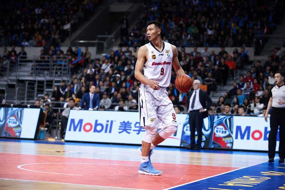 粤辽大战风云突变,辽宁客场掀翻八冠王 大比分落败后,广东队核心易建联神情严峻地坐在地板上,眼神中透露出不甘与失落,与现场欢庆的辽宁队形成鲜明对比。