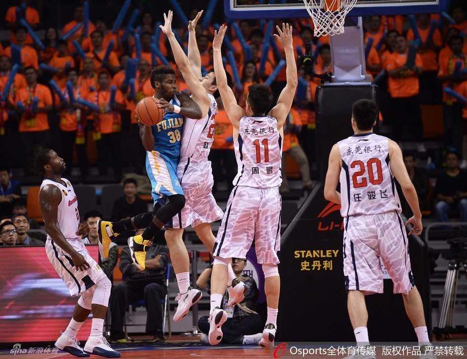 粤闽大战群星闪耀时:王哲林霸气隔扣,老将朱芳雨演巅峰绝技 广东外援斯隆面对防守急停跳投,出手瞬间他的头发随风飘扬,这一充满动感的细节恰好被镜头捕捉,成为了激烈比赛中一抹别样的风景。