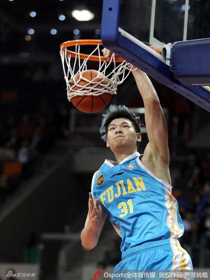 粤闽大战群星闪耀时:王哲林霸气隔扣,老将朱芳雨演巅峰绝技 福建队核心王哲林在广东内线群中高高跃起,上演双手大力灌篮,势大力沉尽显统治力,篮下的防守者只能望球兴叹。