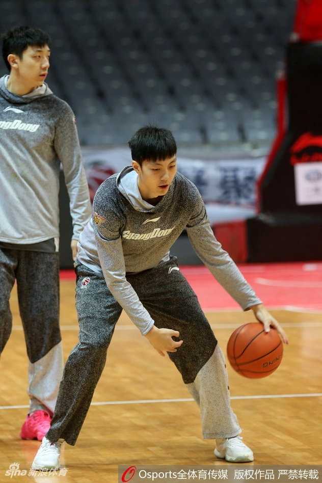 粤韵豪情战意浓,赵睿磨剑指苍穹 面对虚拟的防守人,赵睿坚决突破,身形舒展如雁,完成高难度上篮,杀气毕露。