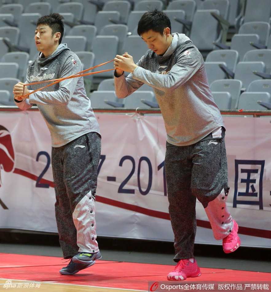 粤韵豪情战意浓,赵睿磨剑指苍穹 高速奔袭中,赵睿如一道黑色闪电,腾空而起,指尖轻挑,篮球划出美妙的弧线奔向篮筐。