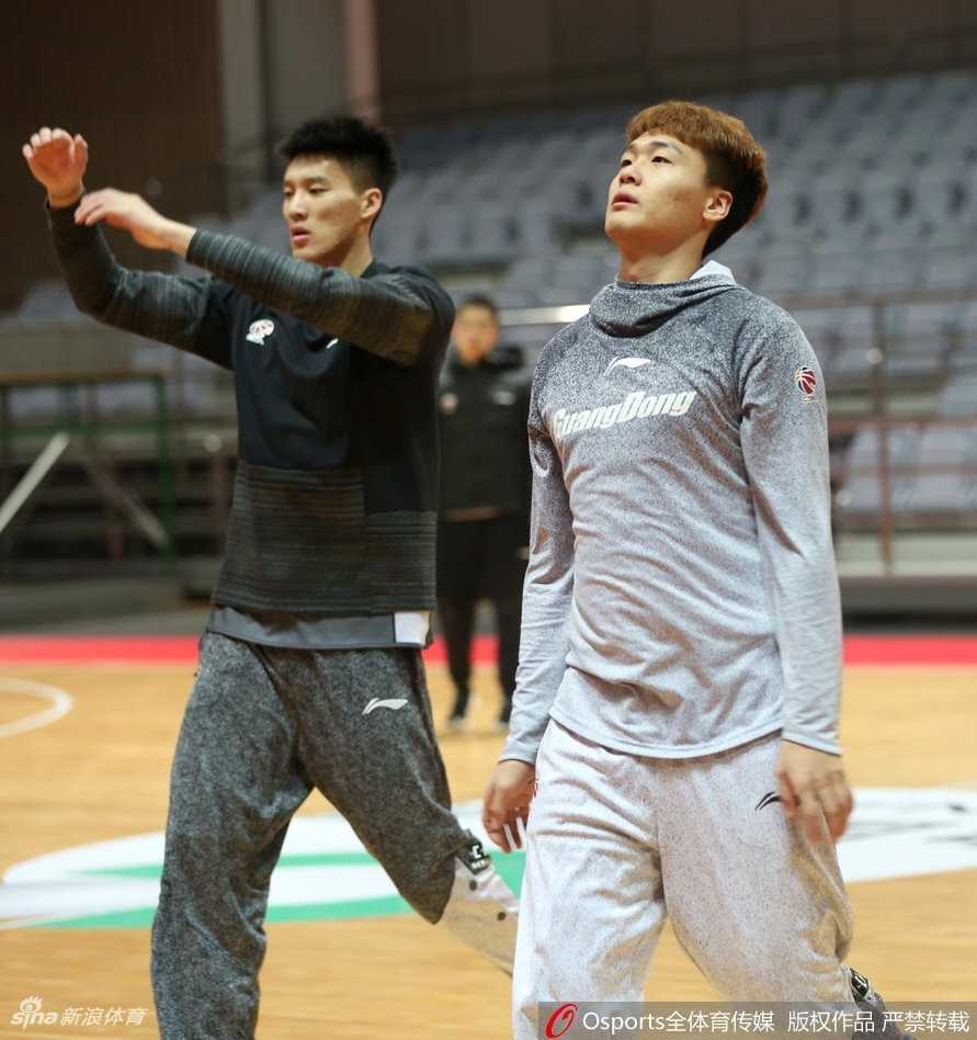 粤韵豪情战意浓,赵睿磨剑指苍穹 赵睿目光如炬,持球蓄力,犹如一张拉满的弓,静待战机划破对手防线。