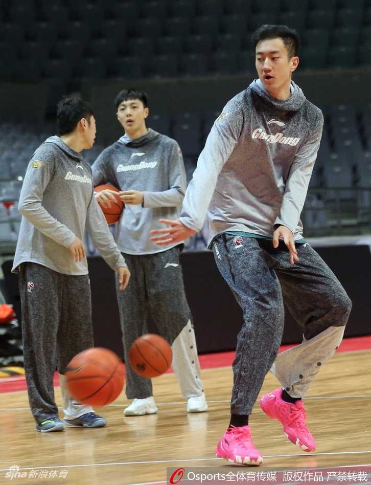 粤韵豪情战意浓,赵睿磨剑指苍穹 训练尾声,赵睿加练投篮,皮球空心入网,网花翻飞,仿佛预示着今晚比赛的火热手感。