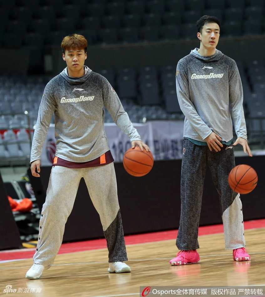 粤韵豪情战意浓,赵睿磨剑指苍穹 训练结束,赵睿拿起毛巾擦汗,背景是空旷的球场,此刻的宁静正是为了赛场上的喧嚣。