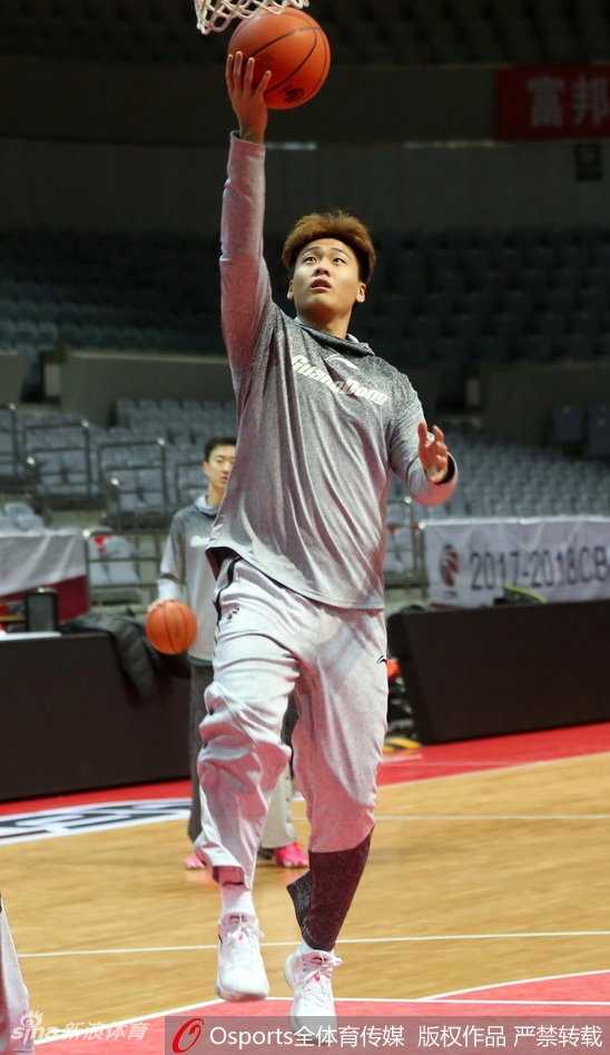 粤韵豪情战意浓,赵睿磨剑指苍穹 汗水浸湿了赵睿的鬓角,他凝视着篮筐的方向,眼神中透露出与年龄不符的坚定与冷静。