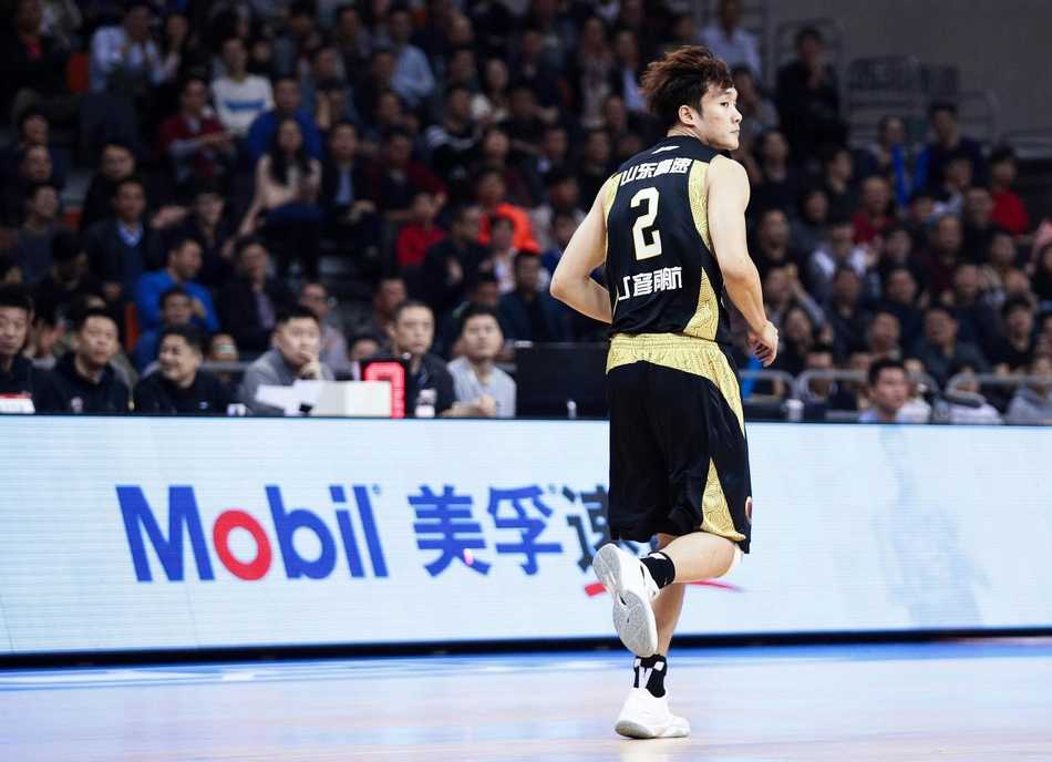 粤鲁大战史诗篇章:易建联空砍40分孤胆擎天,山东高速客场破敌赛季双杀 广东队年轻后卫赵睿面对山东队凶悍的紧逼防守,利用节奏变化强行突破,眼神中透露着初生牛犊不怕虎的锐气与坚决。