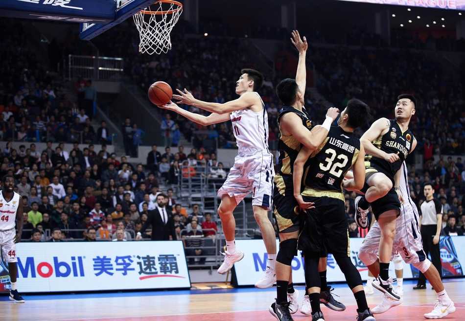 粤鲁大战史诗篇章:易建联空砍40分孤胆擎天,山东高速客场破敌赛季双杀 面对山东队外援莫泰尤纳斯的贴身长臂干扰,手感火热的易建联果断选择金鸡独立式后仰跳投,篮球在空中划出一道完美的弧线,直坠网心。