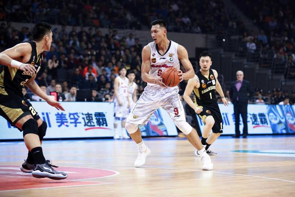 粤鲁大战史诗篇章:易建联空砍40分孤胆擎天,山东高速客场破敌赛季双杀 终场哨响,易建联身披广东队战袍,神情落寞地低头走向球员通道,身后是山东队球员庆祝胜利的欢腾场景,巨大的反差凸显了竞技体育的残酷与魅力。