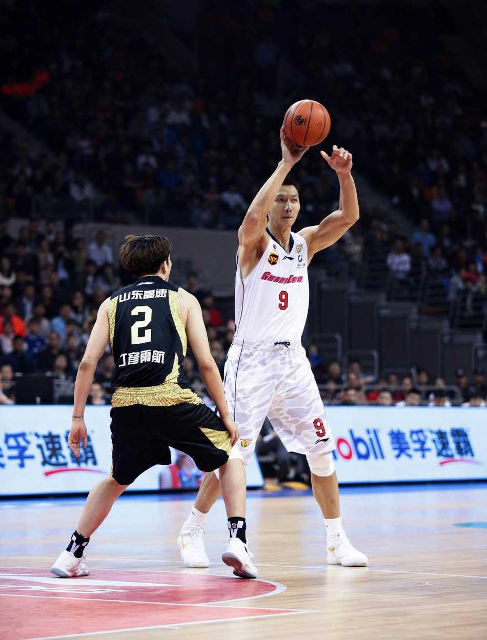 粤鲁大战史诗篇章:易建联空砍40分孤胆擎天,山东高速客场破敌赛季双杀 山东队外援劳森在广东队多人围堵的缝隙中,送出绝妙助攻,皮球穿越防线直达队友手中,瞬间撕裂了主队的防守体系。
