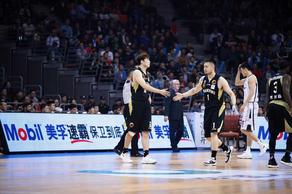 粤鲁大战史诗篇章:易建联空砍40分孤胆擎天,山东高速客场破敌赛季双杀 山东队核心丁彦雨航持球强行突破国家队老大哥周鹏的严防死守,两人肌肉碰撞,眼神中充满了对胜利的渴望,仿佛整个球场都成为他们的角斗场。