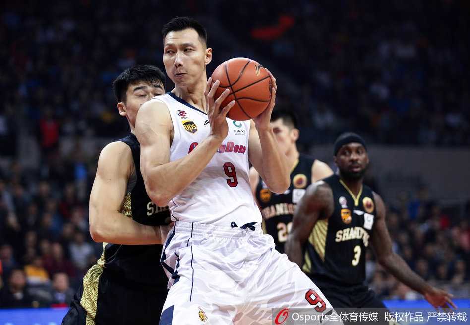 粤鲁大战史诗篇章:易建联空砍40分孤胆擎天,山东高速客场破敌赛季双杀 易建联在山东队内线悍将陶汉林与贾诚的严密合围之下,依然神情坚毅,高高跃起试图完成双手灌篮,整个球馆的空气仿佛都在这一刻凝固。