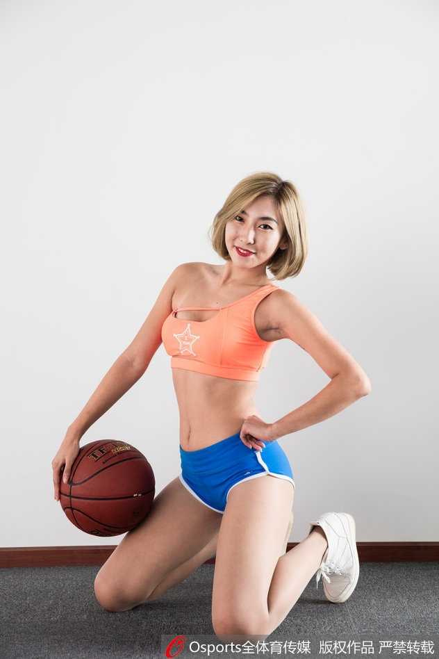 紫禁城下的热舞锋芒:北京北控篮球宝贝XTM啦啦队光影纪实 身穿XTM队服的北京姑娘,在紫色调背景下微笑,自信大方,展现了新时代女性的健康与活力