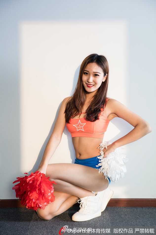 紫禁闪耀的青春舞者:北京北控XTM啦啦队光影纪实 暖阳下的一抹紫金,长发飘飘的啦啦队员回眸一笑,发丝在光影中跳跃,仿佛将球场的热情带到了宁静的街角。