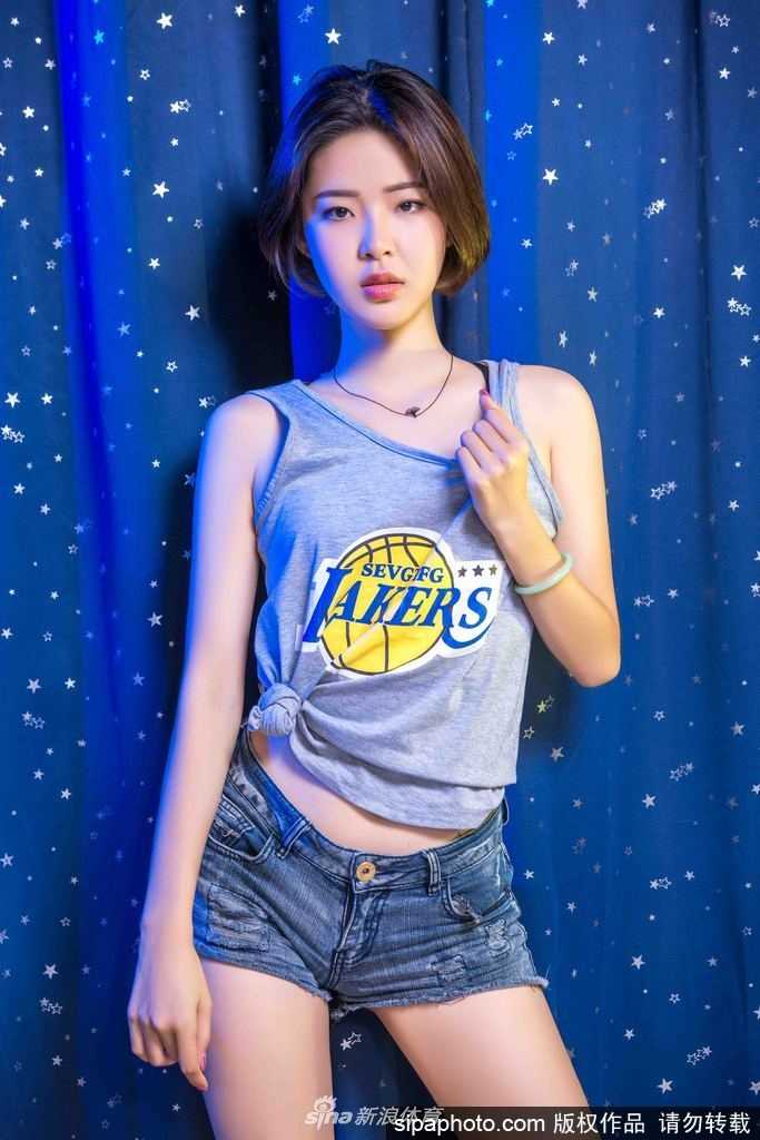 紫金赛场上的律动精灵 动感节拍中,宝贝们高举双手纵情跳跃,流苏随动作飞舞,洋溢着青春与活力