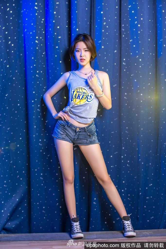 紫金赛场上的律动精灵 篮球宝贝回眸瞬间,金色短裙在灯光下闪耀,修长美腿成为看台上一道靓丽风景线