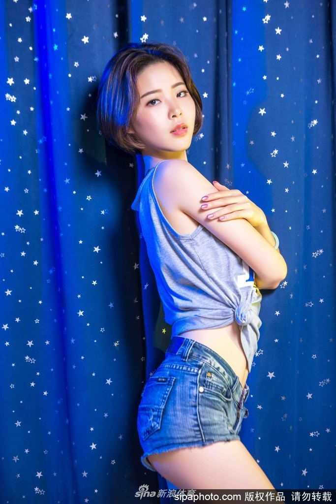 紫金赛场上的律动精灵 表演高潮时刻,一名宝贝伸展双臂,自信的笑容与飞扬的发丝定格了赛场的激情