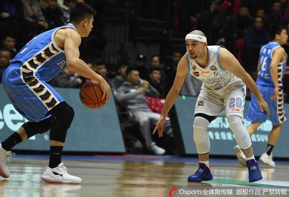 红山体育馆巅峰对决,新疆飞虎击退北京首钢 红山体育馆内灯火通明,新疆队与北京队球员蓄势待发,现场座无虚席,空气中弥漫着大战前的紧张气息。