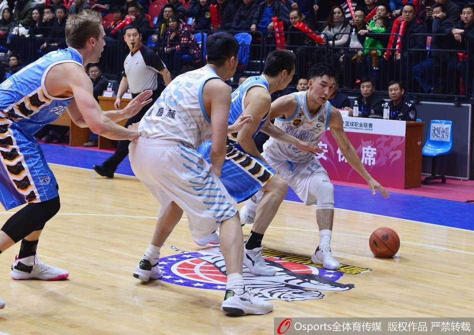 红山体育馆巅峰对决,新疆飞虎击退北京首钢 北京队外援汉密尔顿面对新疆队长人阵,高高跃起单手劈扣,展现出他出色的运动能力和在内线的统治力。