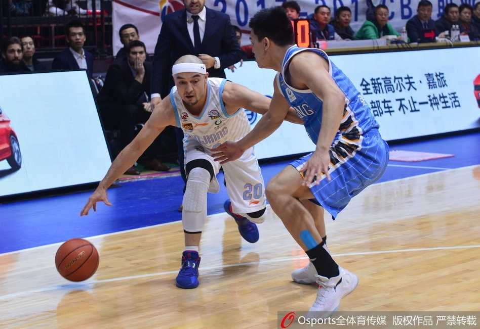 红山体育馆巅峰对决,新疆飞虎击退北京首钢 翟晓川奋力拼抢前场篮板,在新疆队多人合围下强行起跳补篮,展现了他作为国手的拼搏精神和强烈的求胜欲望。
