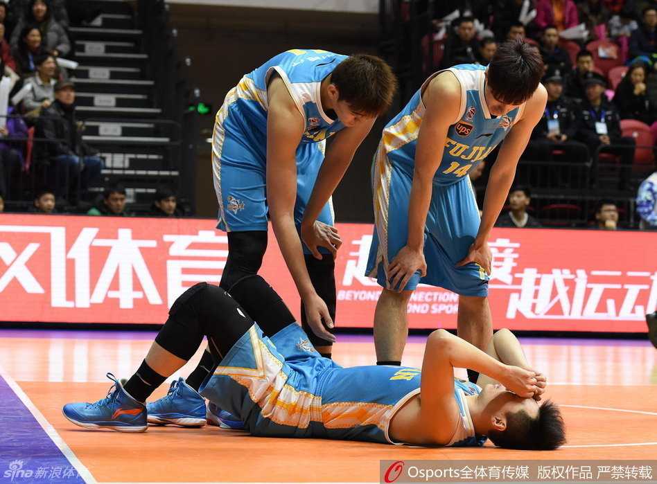 西热力江如同一道黑色闪电，持球快速杀入敌阵，在对抗中失去平衡前，用一记难度极高的换手上篮，将球写意地送入篮筐