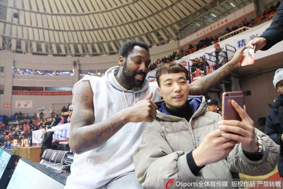 红山体育馆的温情与狂胜 布莱切开心为球迷签名 比赛结束,布莱切在球员通道内被球迷团团围住,他依然耐心地满足着大家的签名请求,场面热烈而有序。