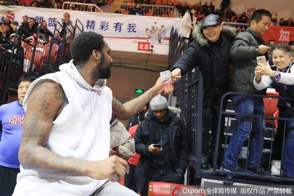 红山体育馆的温情与狂胜 布莱切开心为球迷签名 一位女球迷拿出手机拍下布莱切签名的瞬间,脸上洋溢着幸福的笑容,这无疑是属于她的珍贵记忆。