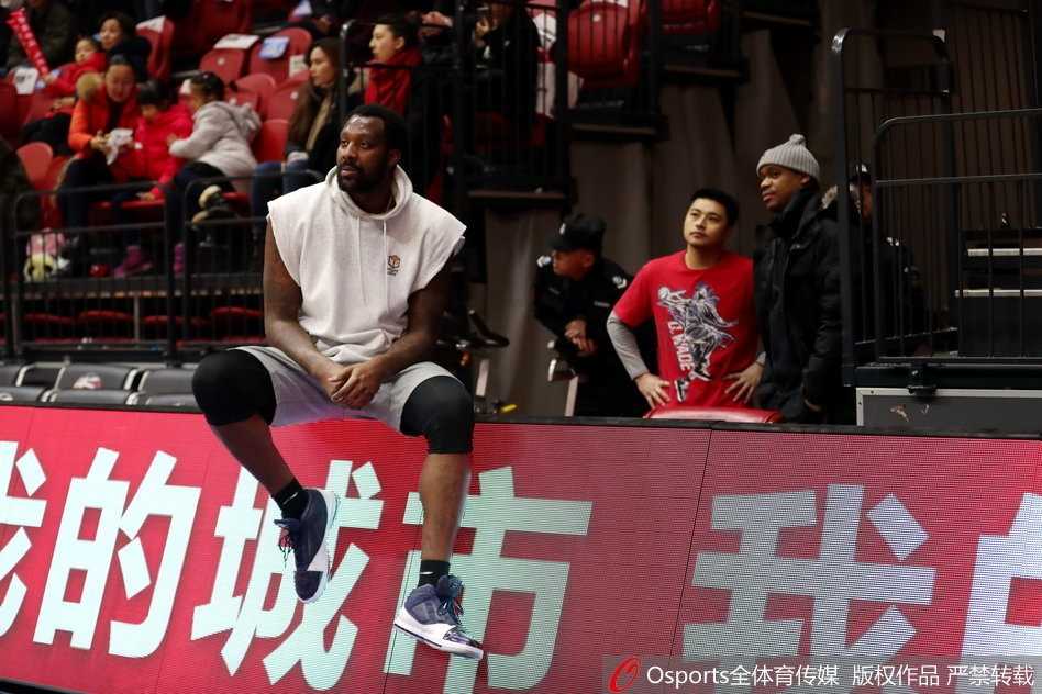 红山体育馆的温情与狂胜 布莱切开心为球迷签名 布莱切在场边与队友交流,脸上带着轻松的微笑,眼神专注地看着场内局势。