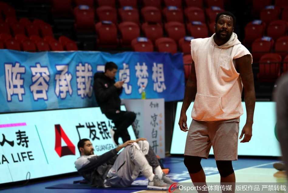 红山体育馆的温情与狂胜 布莱切开心为球迷签名 布莱切带着标志性的憨厚笑容,弯腰为身前的小球迷在球衣上签名,眼神中满是亲切。