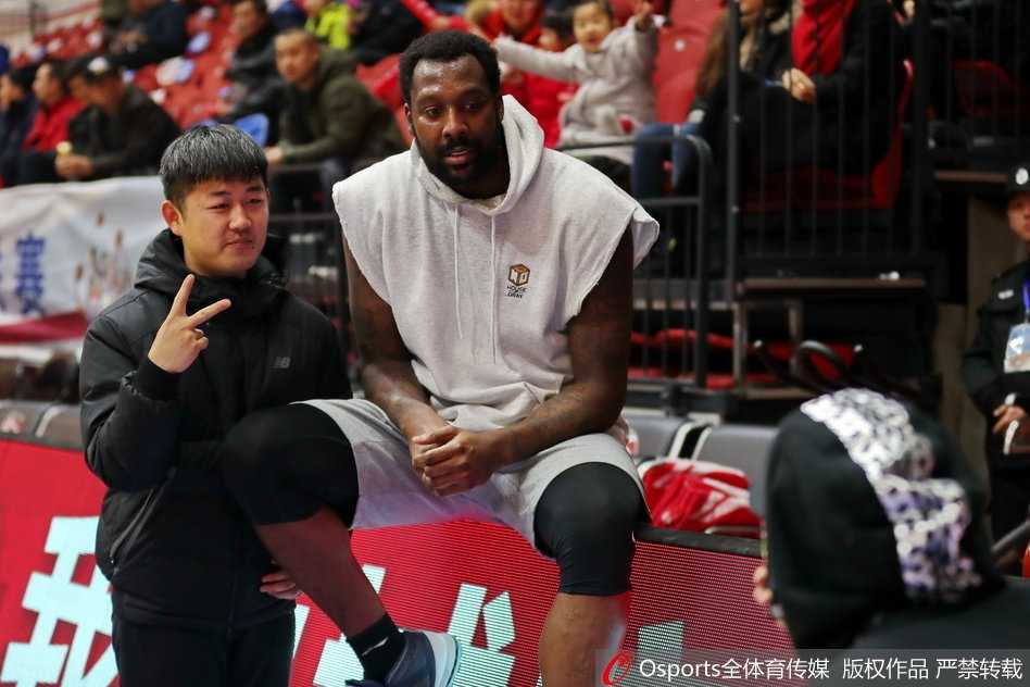 红山体育馆的温情与狂胜 布莱切开心为球迷签名 尽管灯光昏暗,但布莱切为球迷签名的侧脸依然专注,仿佛此刻世界只有他和眼前的球迷。