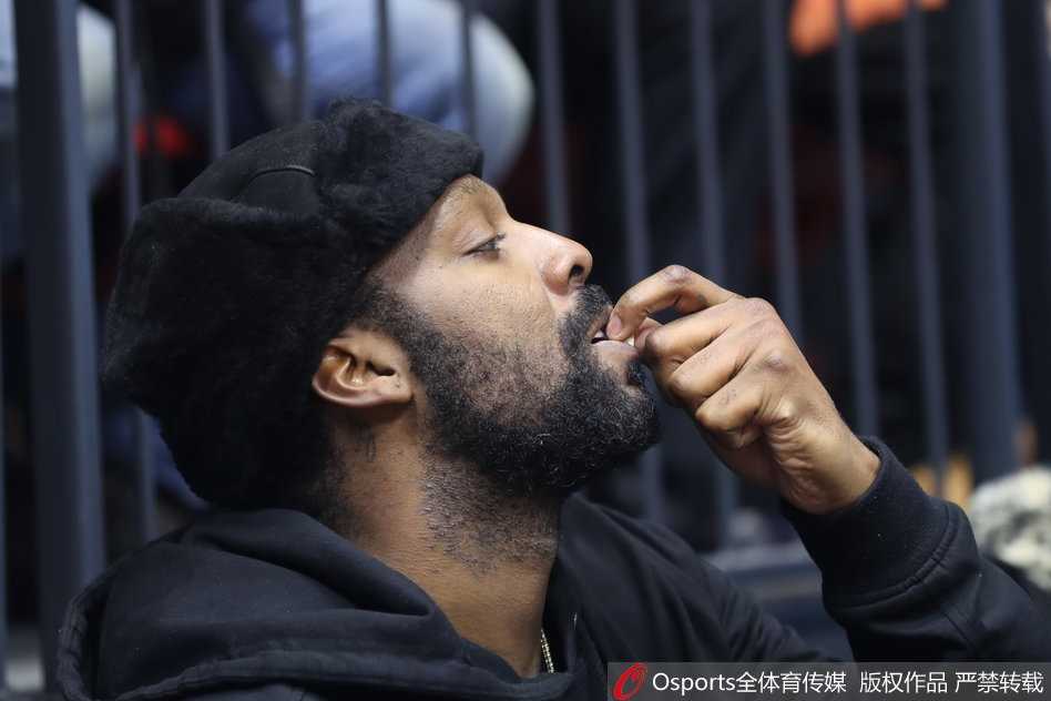 红山体育馆的温情与狂胜 布莱切开心为球迷签名 布莱切坐在替补席上开怀大笑,露出洁白的牙齿,似乎被队友的精彩表现完全逗乐了。