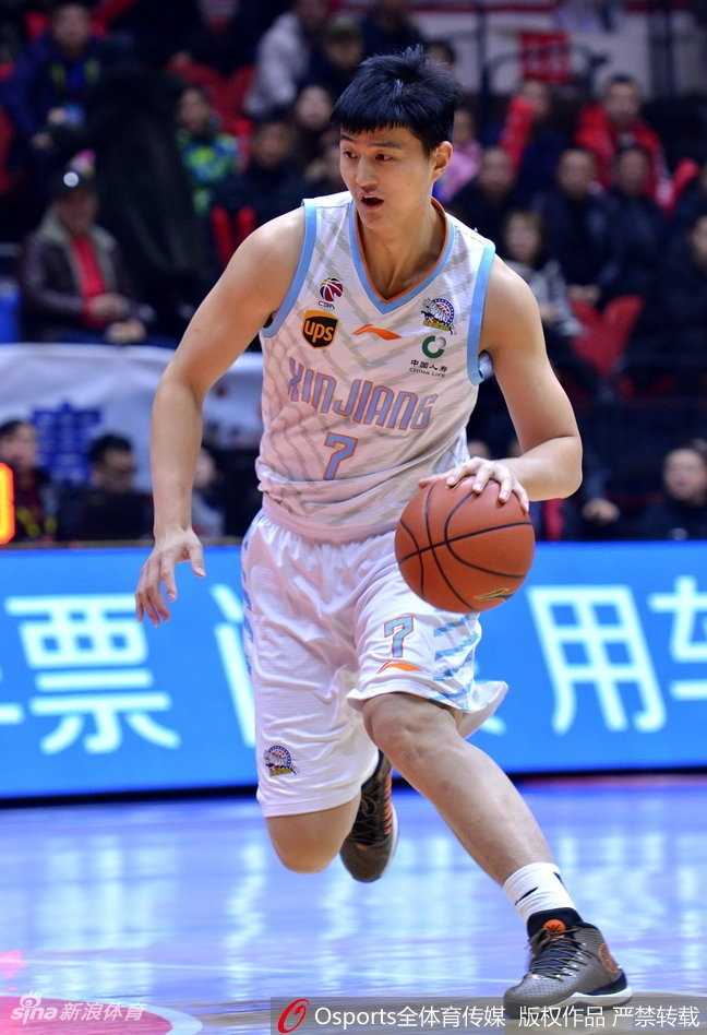 新疆队球员在防守端筑起铜墙铁壁，用遮天蔽日的双臂死死罩住同曦外援的出手线路，肌肉碰撞的硝烟味仿佛能穿透屏幕。