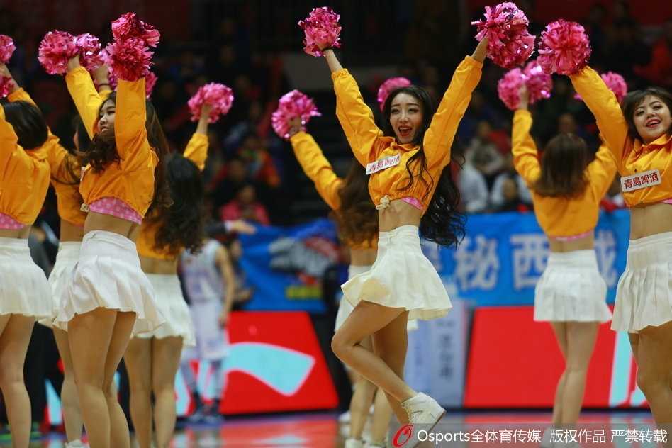 红山脚下的绚丽风景线:新疆篮球宝贝热舞点燃CBA赛场 随着劲爆的音乐响起,宝贝们动作整齐划一,高高踢起的长腿展现出极佳的舞蹈功底,将现场热烈的气氛推向高潮。