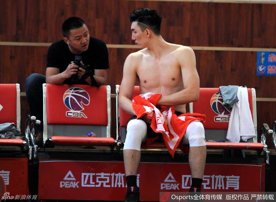 主教练李秋平站在战术板前，对着仅剩的几名球员侃侃而谈。他的手势坚定有力，仿佛在说，冠军的卫冕之路虽然困难重重，但我们的方向绝不动摇。